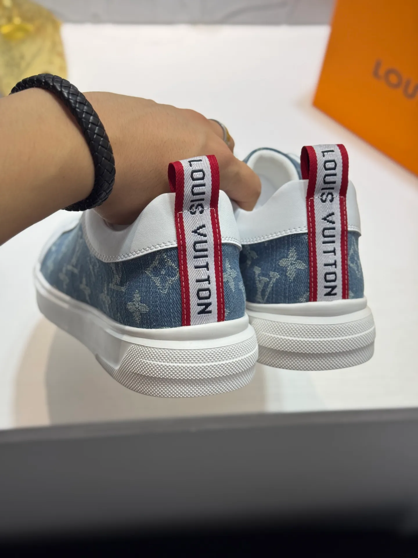 Men's shoes 💰400 [New model] 🌂🌂 Top quality original Louis Vuitton®️ Trendy and fashionable yet low-key men's casual shoes, LV cowhide embossed upper, comfortable and breathable, mesh lining, original rubber outsole, 2 colors available ~ a must-have for stylish men. Size: 38-44 (45 customized